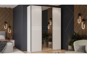 Шкаф-купе с 2 глухими и 1 зеркальной дверями Оскар Хилтон 1800 Ручка черная, Белый снег, Белый матовый (Глухой/Зеркало/Глухой)